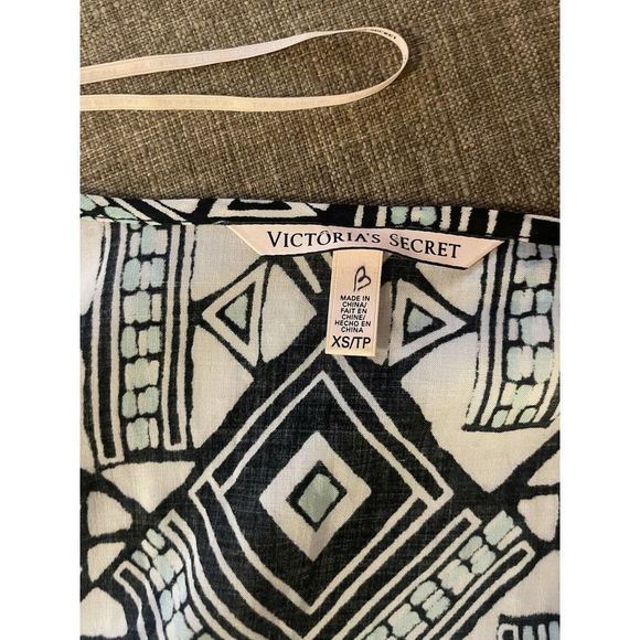 Victorias Secret Size XS Kimono Shaw Fringe Bottom Geometric Lightweight - Picture 6 of 6